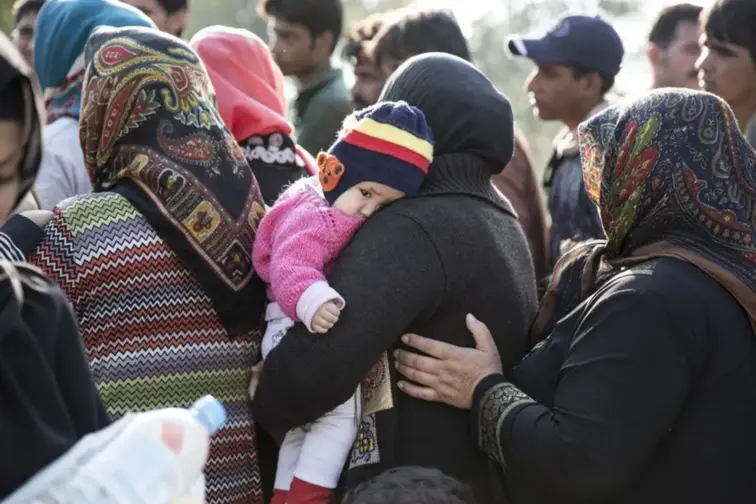 Grupo de refugiados com os seus pertences